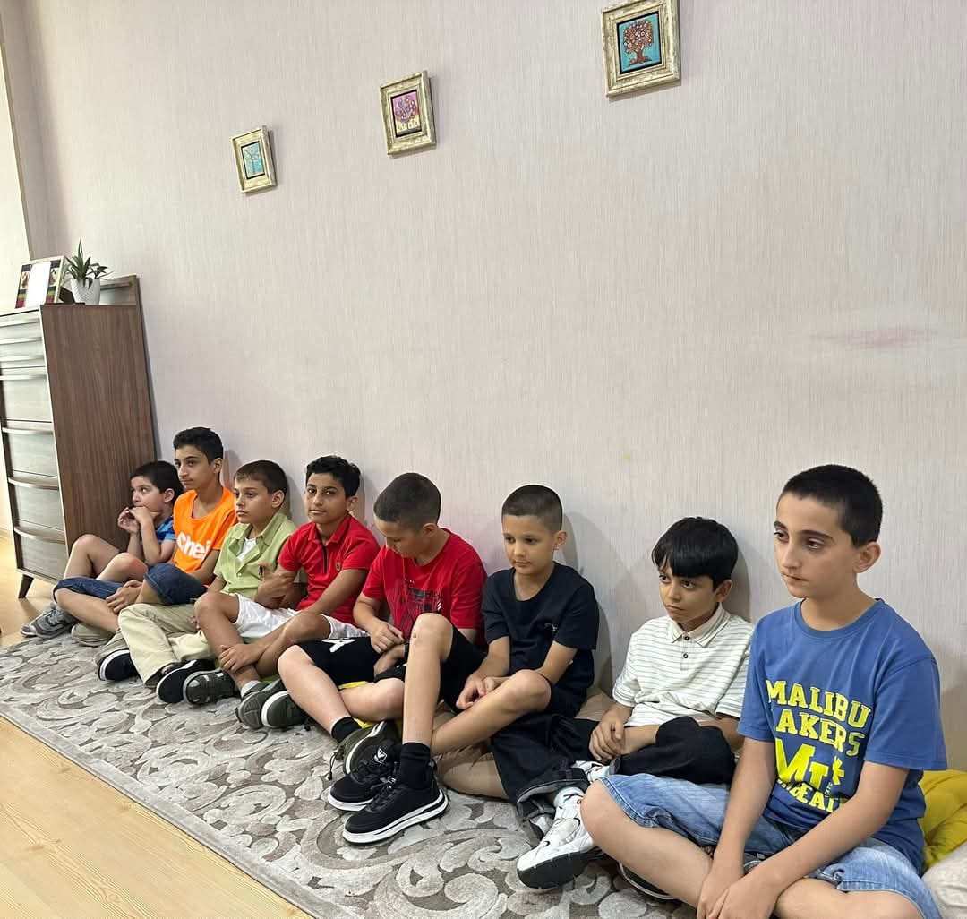 Balaca vətəndaşlarla böyük söhbət: Millət vəkili yay məktəbində (FOTO)